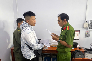 Khống chế, bắt khẩn cấp đối tượng truy nã ngay tại trụ sở UBND xã