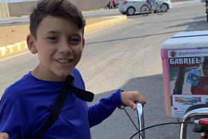 Bị tịch thu xe bán nước, cậu bé 10 tuổi bất ngờ mua được nhà, được ca ngợi là 'người hùng nhỏ'