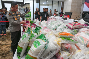 Đột kích xưởng sản xuất, tịch thu 12,5 tấn gạo và 1 xe vận chuyển, bắt khẩn cấp chủ doanh nghiệp M.L.H