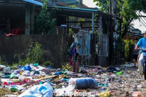 Đống đổ nát sau trận lũ lịch sử