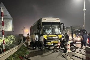 Hà Nội: Xe khách tông xe máy bốc cháy, 2 người tử vong