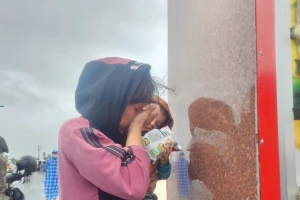 Bữa cơm nóng đầu tiên tại Đắk Lắk: Hành trình từ nước mưa, mì sống đến giọt nước mắt nhẹ nhõm