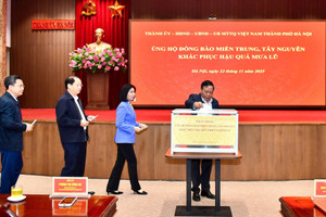 Cán bộ và nhân dân Thủ đô ủng hộ đồng bào miền Trung, Tây Nguyên khắc phục hậu quả mưa lũ