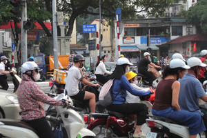 Hà Nội ‘chi tiền’ hỗ trợ người dân đổi sang xe máy điện: Tối đa 5 triệu/người, hộ nghèo được hỗ trợ đến 100% giá trị xe