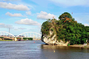 Ngọn núi chỉ cao 25m là Di tích Quốc gia Đặc biệt, vách đá khắc nhiều bài thơ cổ nhất Việt Nam