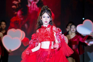 Cô bé 13 tuổi giành 15 Huy chương Vàng, đa tài từ hát, nhảy đến MC, người mẫu