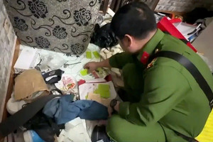 Đột kích một căn nhà tại Hà Nội, công an tịch thu gần 50.000 viên ma túy, 3 khẩu súng, vây bắt tại chỗ 5 đối tượng