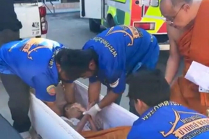 Cụ bà cử động tay, mở mắt to trong quan tài ngay trước giờ hỏa táng