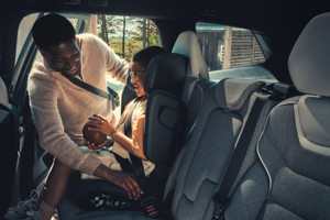 Mercedes-Benz, BMW đều bỏ cuộc, chỉ duy nhất hãng xe này tích hợp ghế trẻ em đúng chuẩn trên xe