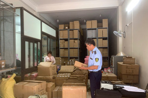 Bị kiểm tra đột xuất, cơ sở kinh doanh lộ hơn 7.500 sản phẩm nghi hàng giả ZARA và nhiều thương hiệu lớn