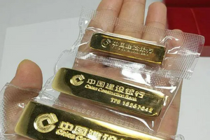 Chủ tiệm vàng vứt nhầm 13 cây vàng vào xe rác, hoảng loạn cầu cứu cảnh sát