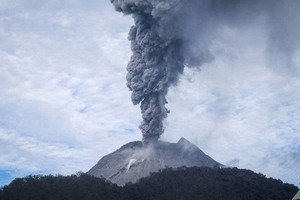 Núi lửa ‘ngủ yên’ 12.000 năm bất ngờ phun trào