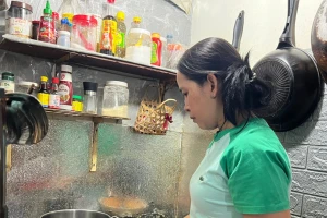 Người lao động chật vật giữa những ngày rau tăng giá