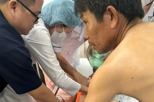 Vụ ôm 2 con nhảy cầu: Người bố từng tự tử nhưng bất thành