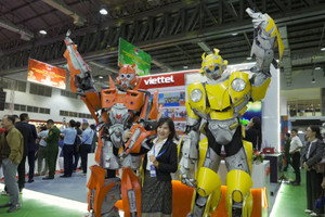 Viettel giới thiệu siêu robot chở hàng tới người dân Lào, thu hút gần 8.000 lượt tham quan