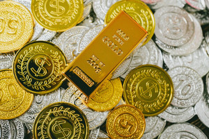 Chỉ còn hơn 1 tháng nữa, có nên mua vàng và bạc trước khi bước sang năm 2026?