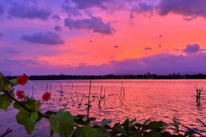 Bầu trời tím ngắt ở Nha Trang sau lũ lịch sử