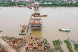Cây cầu đầu tiên bắc qua sông Thái Bình sau 1 năm khởi công: Dần thành hình, sẽ hoàn thành sau ít tháng nữa