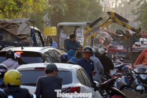 Thi công vỉa hè giờ cao điểm, phố trung tâm Hải Phòng ùn tắc kéo dài