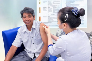 Tiêm vaccine miễn phí cho nhân dân vùng lũ