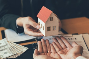 Từ 1/12, ngân hàng khi thu giữ tài sản bảo đảm phải hỗ trợ người vay tối đa 12 tháng lương