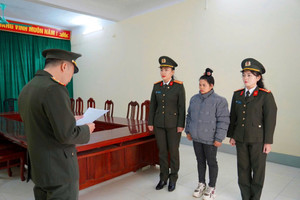 Khởi tố nữ môi giới thi GPLX sinh năm 1994