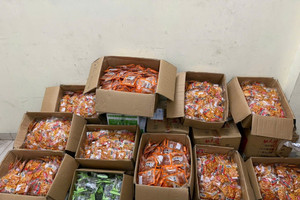 Chiều 25/11, phát hiện hơn 150kg kẹo dẻo và hàng nghìn gói thực phẩm không nhãn mác