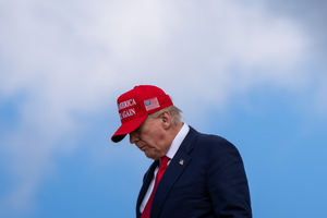 Ông Trump lộ khoảnh khắc mệt mỏi trong Phòng Bầu dục: Dấu hiệu tuổi tác bắt đầu ảnh hưởng?