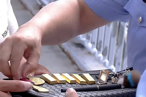 Đang đi dạo, hai cô gái bất ngờ nhặt được 5 thỏi vàng trị giá 1,5 tỷ đồng