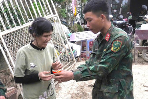 Nhặt được ‘gia tài’ tiền, vàng của bà lão 70 tuổi vùi dưới lớp bùn sau mưa lũ