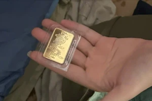 Tình nguyện viên bất ngờ phát hiện 5 chỉ vàng trong túi quần áo cứu trợ