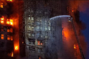 Ngọn lửa cuốn trôi 2.000 tổ ấm: Chen chúc chờ tin người thân dưới đêm lạnh, hơn 250 người mất tích sau vụ cháy ‘không thể nói thành lời’ ở Hồng Kông