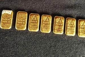 Tịch thu 7 thỏi vàng trị giá hơn 3 tỷ giấu trong lốp xe đạp của một người đàn ông