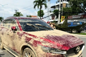 Tiệm sửa ô tô, xe máy ở Nha Trang quá tải sau mưa lũ lịch sử