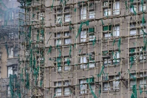 Vì sao đô thị hiện đại Hồng Kông (Trung Quốc) vẫn sử dụng giàn giáo tre trong xây dựng?