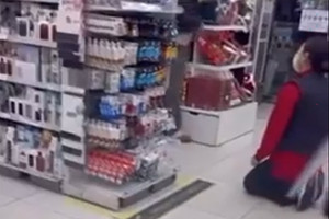 Nữ nhân viên siêu thị bị phụ huynh bắt quỳ xin lỗi vì nhắc trẻ 'chỗ này rất nguy hiểm'