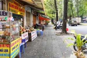 Để xe lấn chiếm vỉa hè tại TPHCM có thể bị trừ điểm giấy phép lái xe