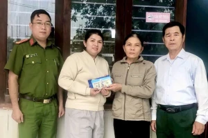 Gần 2.000 USD bị bỏ quên trong túi đồ cứu trợ bà con vùng lũ