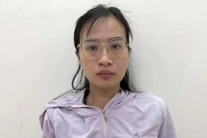 Bắt quản lý nhà hàng SN 1997, nhặt thẻ tín dụng của khách để mua iPhone