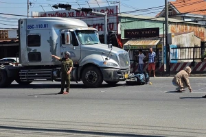 Xe máy bị cuốn vào gầm xe đầu kéo, một người tử vong