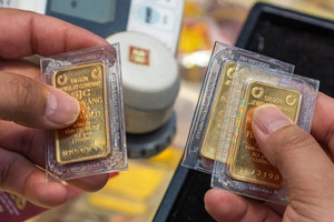 Giao dịch vàng miếng sắp bị đánh thuế 0,1%, người mua tích trữ có bị ảnh hưởng?