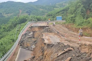 Đèo Khánh Lê nối Nha Trang - Đà Lạt sạt lở khắp nơi, khi nào mới thông xe?
