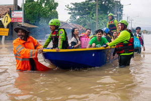 Thái Lan chịu trận lụt ‘300 năm mới có 1 lần’, Thủ tướng trực tiếp xào mì và phát cho người dân vùng rốn lũ