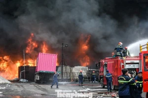 Cháy lớn ở Đà Nẵng, khói đen che kín cả mảng trời như ngày tận thế