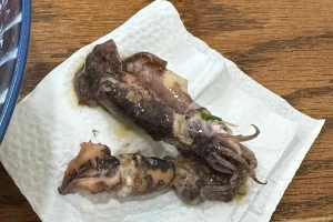 Phát hiện mực hỏng trong bát bánh canh tại nhà hàng ở Nghĩa Tân, khách yêu cầu kiểm tra quán 'không thèm' giải quyết, khóa luôn số hotline