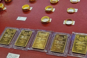 Giá vàng trưa 1/12: Thị trường trong nước tăng mạnh so với cuối tuần trước