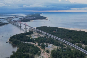 Chính thức hoàn thành cầu vượt biển dài nhất miền Trung, kết thúc hơn 100 năm di chuyển bằng đò của người dân đôi bờ