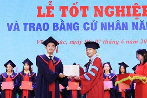 Chàng trai từ bốc vác vươn lên thành Thủ khoa ĐH Sư phạm Hà Nội với GPA 3.81/4: Vừa học vừa nuôi cháu, bí quyết học 'nhẹ tênh', nay vẽ tham vọng mới
