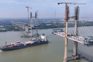 Cây cầu dây văng có tĩnh không cao nhất Việt Nam vừa hoàn thành thêm 1 cột mốc quan trọng