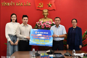 Hoa hậu Đỗ Hà cùng Tổng Giám đốc Tập đoàn Sơn Hải đi thiện nguyện vùng ngập lụt